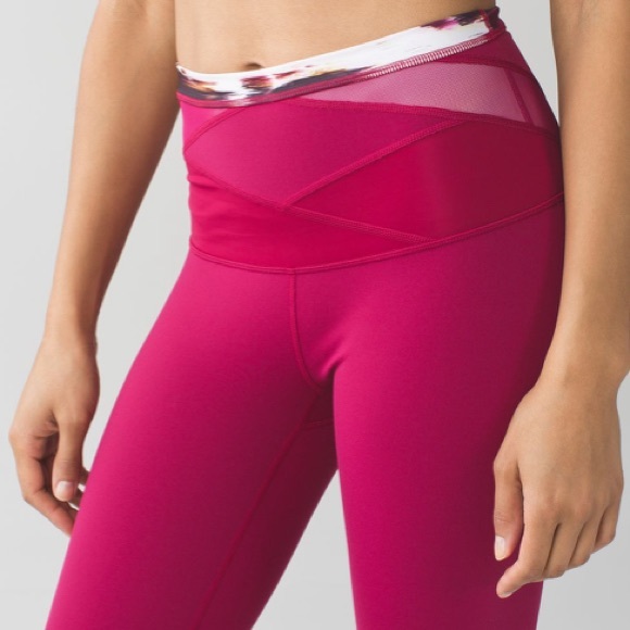 Lululemon vintage Wunder Under Crop (Hi-Rise) *Full-On Luon
Berry Rumble - Picture 5 of 5